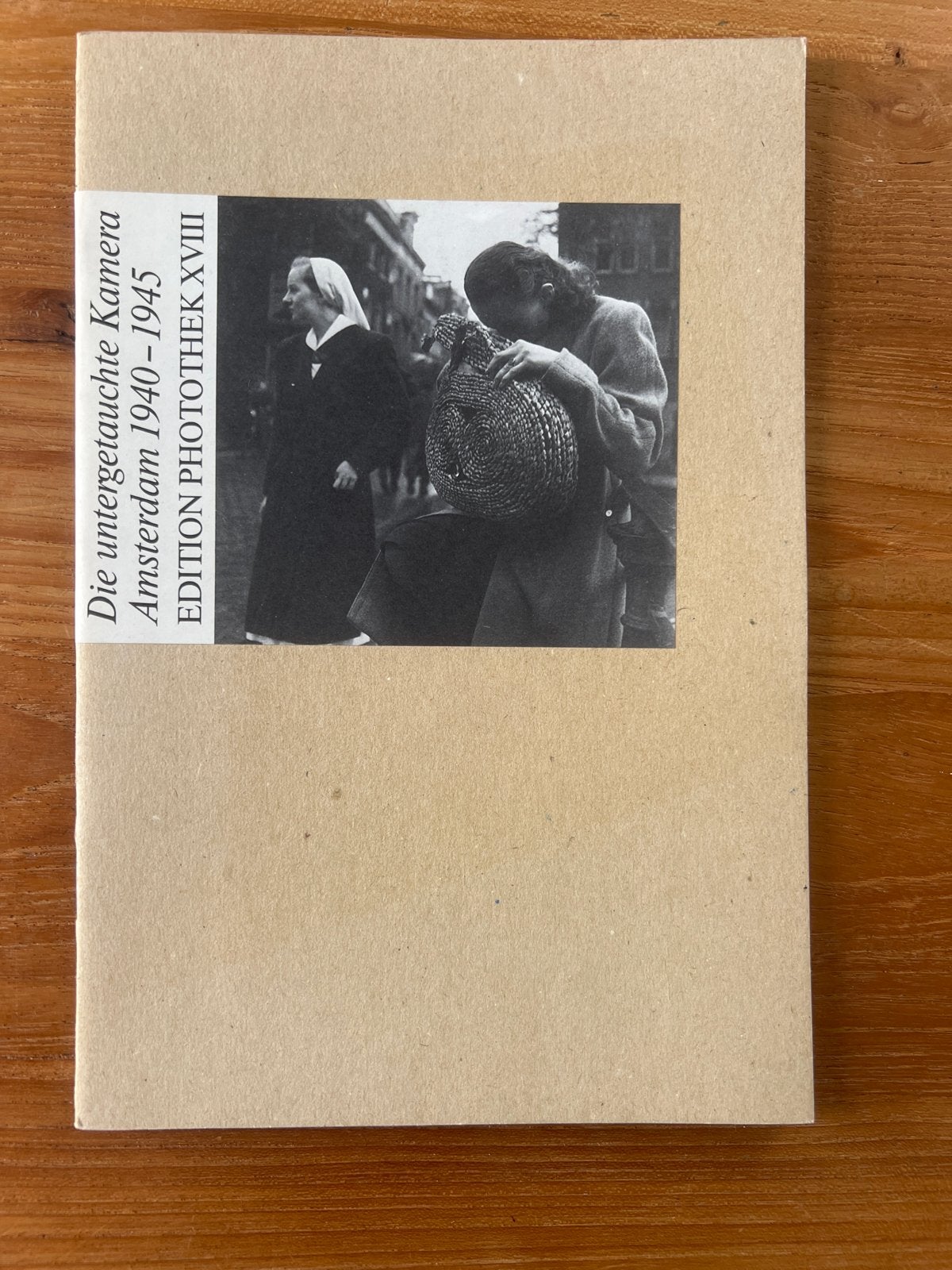 Die untergetauchte Kamera: Fotografie in Amsterdam 1940-1945, Ophalen of Verzenden, Zo goed als nieuw, Fotografie algemeen