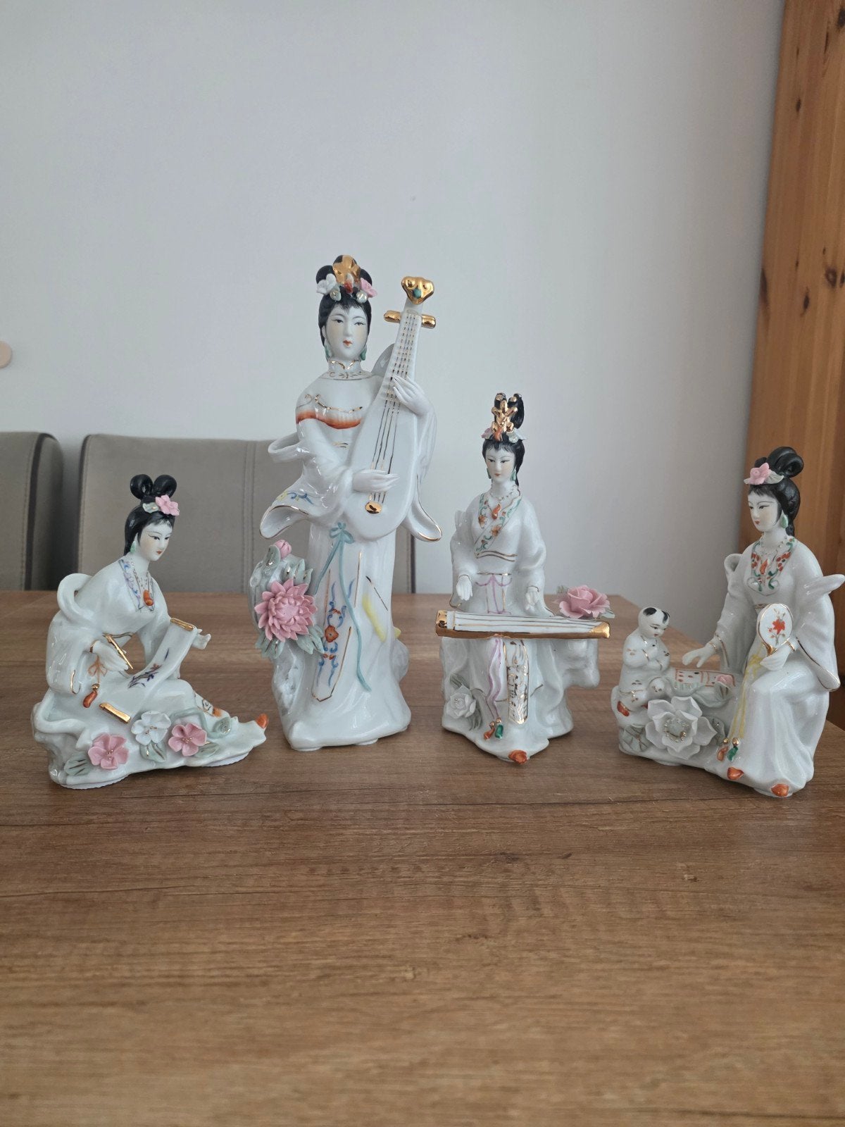 Set van 4 Chinese porseleinen beelden - De Vier Kunsten, Handgemaakt, Ophalen of Verzenden, 20 - 50 cm, Steen of Keramiek