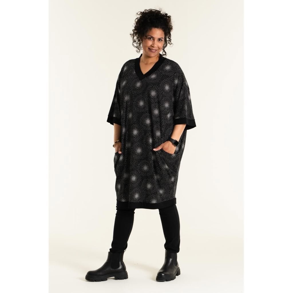 8068 jurk Cathrine van STUDIO - maat S (42/44), Kleding | Dames, Grote Maten, Verzenden, Jurk, Zwart, STUDIO Fashion
