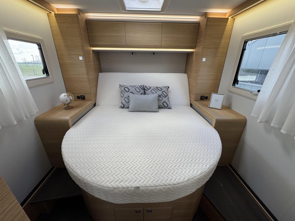 Adria Matrix 650 DC Automaat Face to Face 2025 Lage KM stand, Caravans en Kamperen, Automaat, Fiat, Bedrijf, Diesel