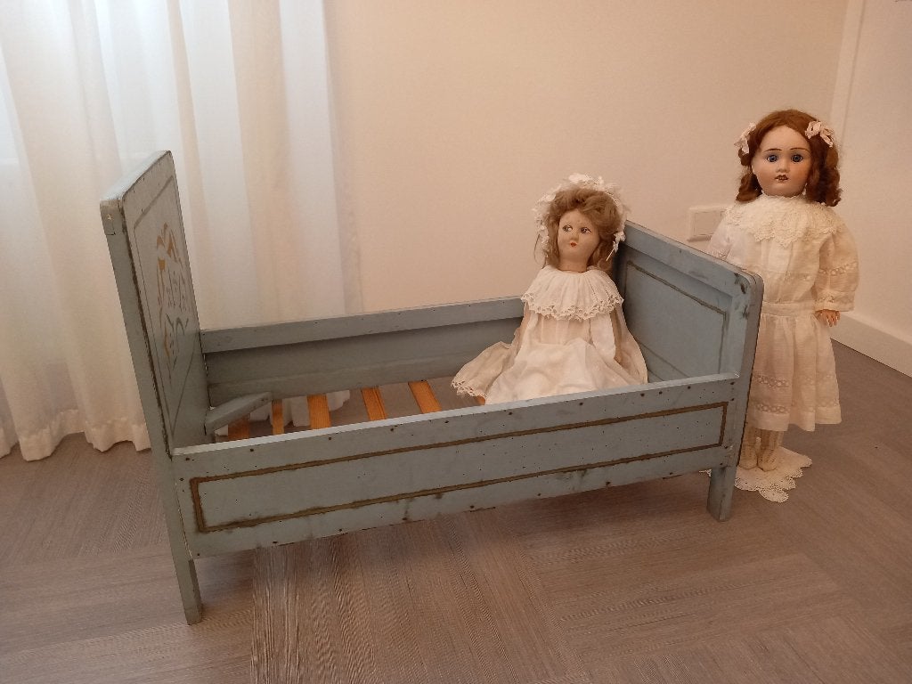 Groot oud antiek houten poppenbed ,beren of poezen bed,, Ophalen