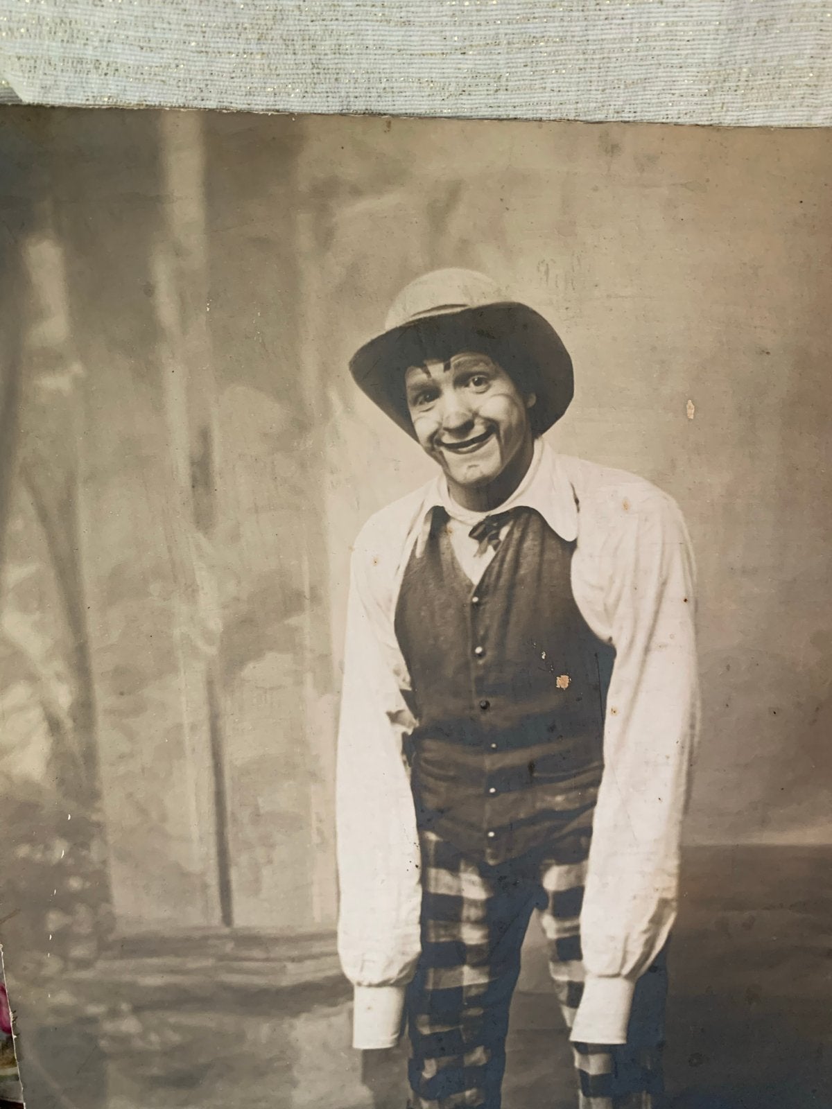 Vintage Sepia Foto van een Lachende Clown circus, Antiek en Kunst, Ophalen of Verzenden, Foto, Fotografie, Gesigneerd