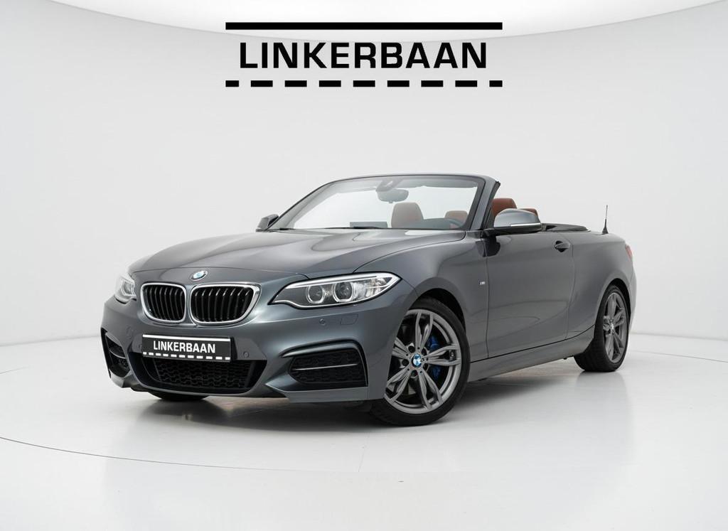 BMW M235i Cabrio High Executive | Leder | H&K | Camera | Nav, Auto's, BMW, Achterwielaandrijving, Gebruikt, 1595 kg, 4 stoelen