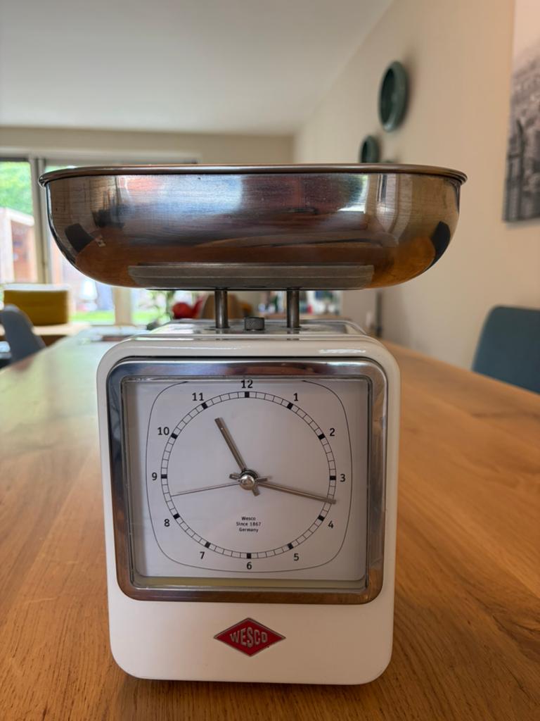 Wesco weegschaal & klok wit, Witgoed en Apparatuur, Weegschalen, Keukenweegschaal, 1 tot 500 gram, Ophalen of Verzenden, Gebruikt