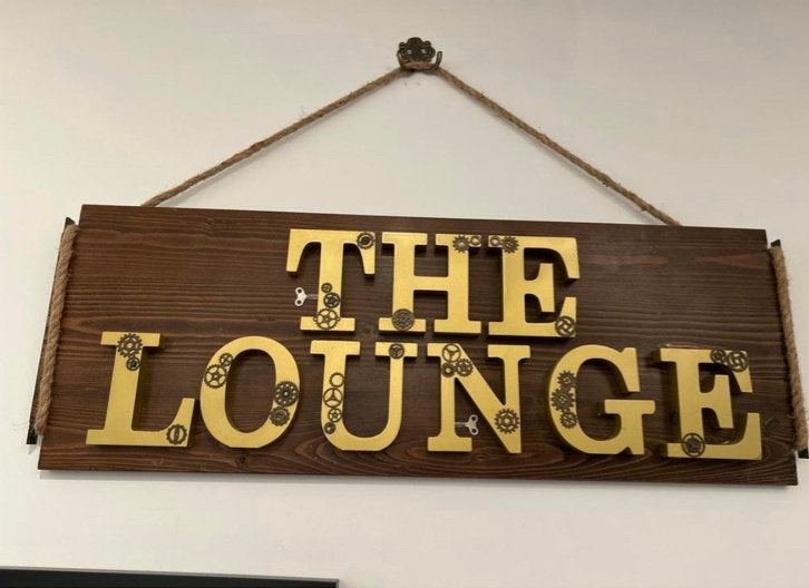 Groot Retro Uithangbord "The Lounge" met Steampunk Details, Ophalen, Zo goed als nieuw, Bruin, Vintage