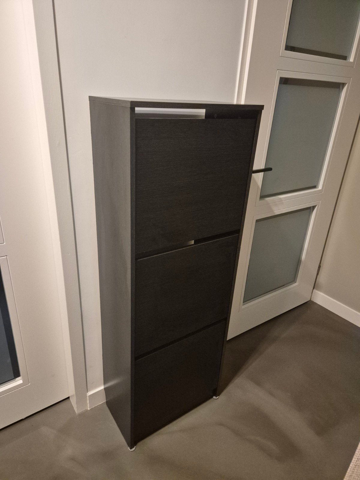IKEA BISSA schoenenkast zwartbruin 49x28x135 cm, Ophalen, Zo goed als nieuw, Modern, functioneel