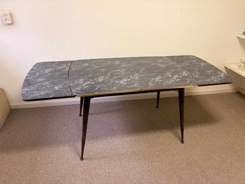 Vintage uitschuifbare keukentafel met marmerlook blad, Antiek en Kunst, Antiek | Meubels | Tafels, Ophalen
