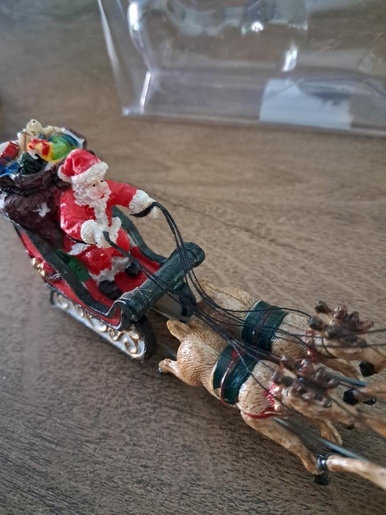 Kerstman met rendieren, Ophalen