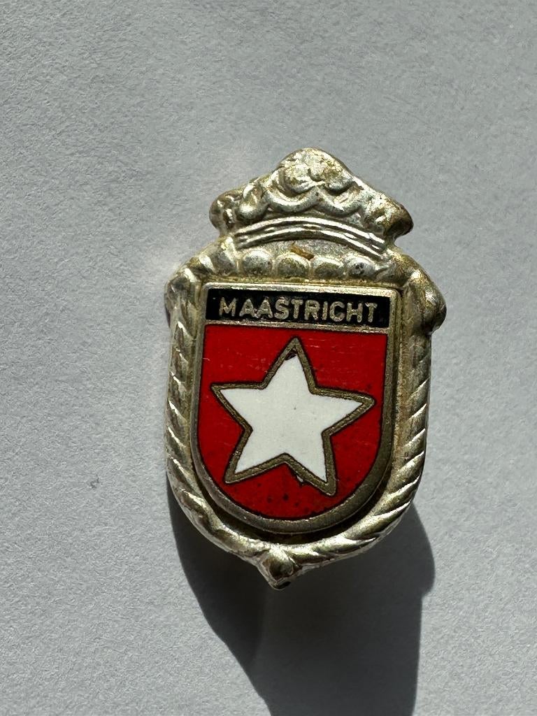 Mooie emaille Maastricht broche speld., Ophalen of Verzenden, Gebruikt, Stad of Land, Speldje of Pin