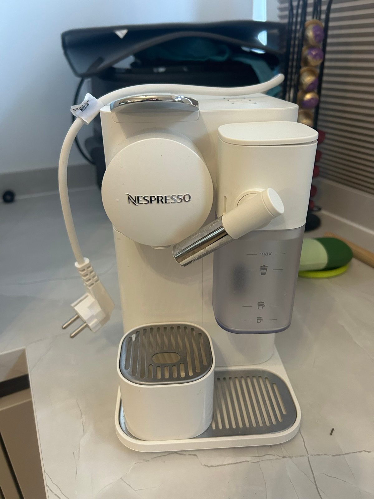 DE LONGHI Nespresso Lattissima One, Ophalen, Koffiemachine, Zo goed als nieuw, 2 tot 4 kopjes