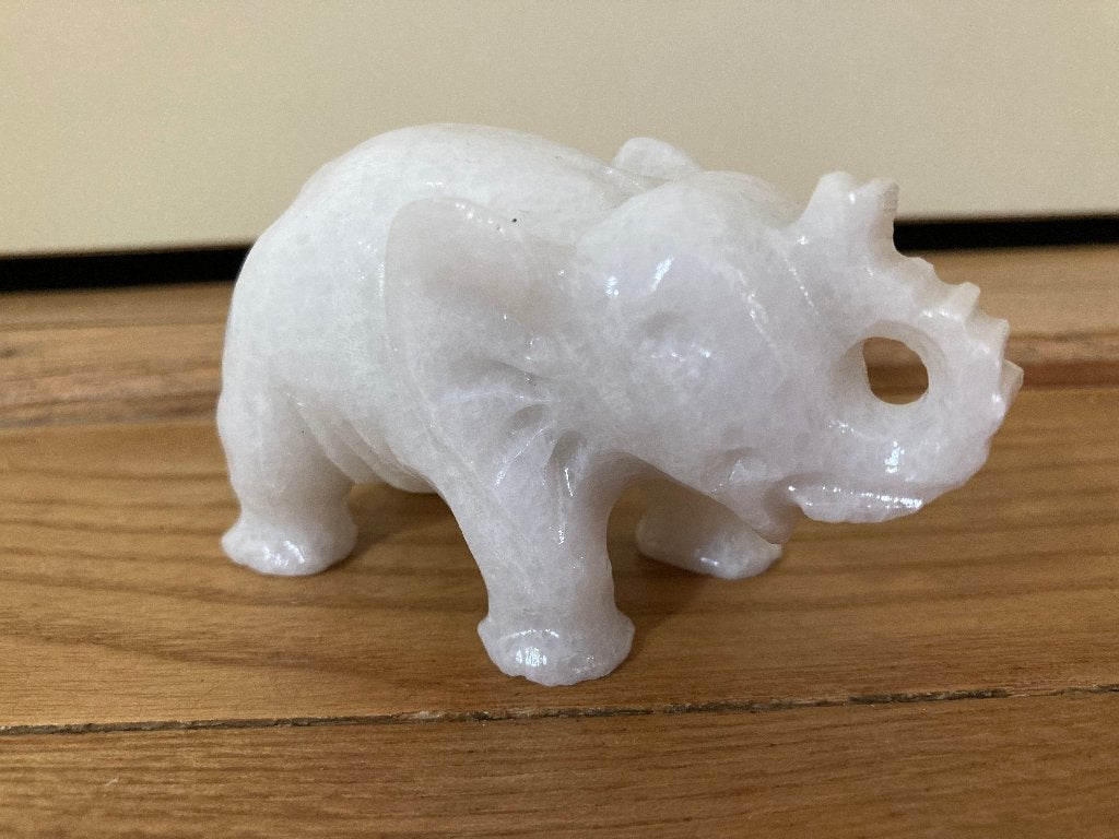 Decoratieve witte olifant speksteen met opstaande slurf, Ophalen of Verzenden, Nieuw, Dier
