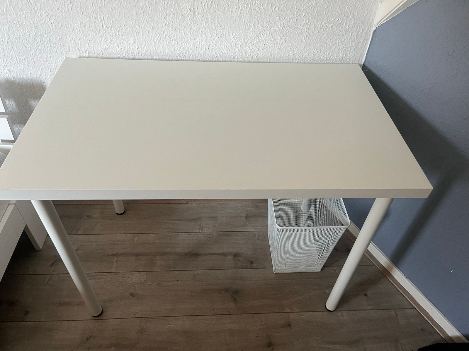 Wit bureau - Ideaal voor thuiswerk of studentenkamer, Huis en Inrichting, Bureaus, Ophalen, Demontabel, Gebruikt, Spaanplaat of MDF
