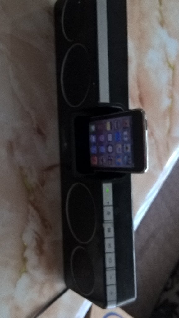 TE koop aangeboden mooi Ipod met speakers.doe gepast bod, Audio, Tv en Foto, Mp3-spelers | Apple iPod, Gebruikt, Classic, Met radio