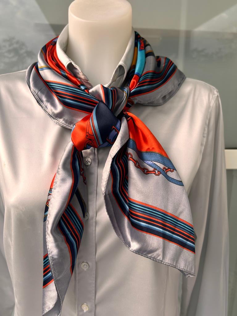 Stijlvolle Zijden Sjaal met print, Kleding | Dames, Mutsen, Sjaals en Handschoenen, Ophalen of Verzenden, Zo goed als nieuw, Maat 46/48 (XL) of groter