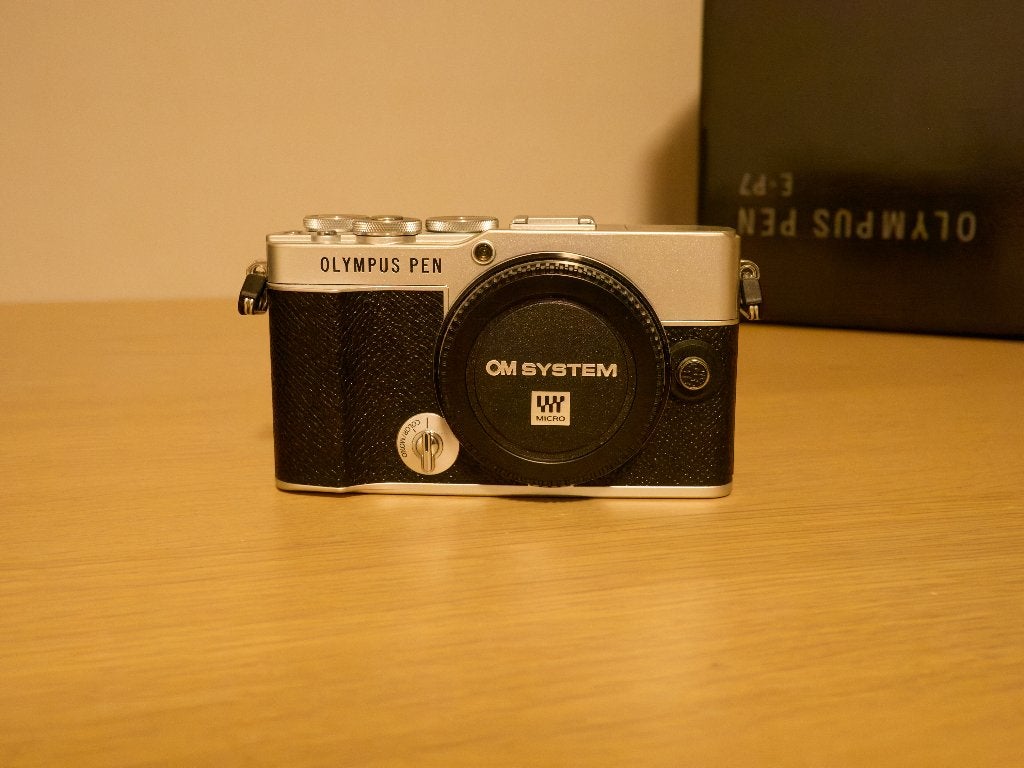 Olympus PEN E-P7 + Olympus 14-42mm f/3.5-5.6 EZ Lens, Ophalen of Verzenden, Zo goed als nieuw, Olympus, Lensdop