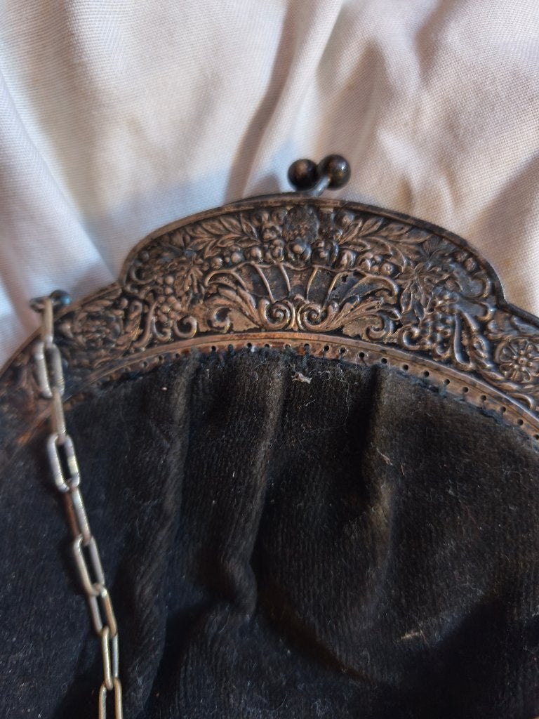 Antiek Fluwelen Kralentasje met alpacca beugel – Jaren 20, Antiek en Kunst, Ophalen of Verzenden, Dames