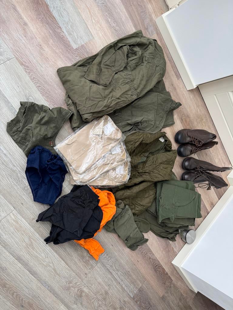 Militaire kleding: Overalls, kistjes, blouses, isojasje, Verzamelen, Militaria | Algemeen, Ophalen, Overige soorten, Overige gebieden