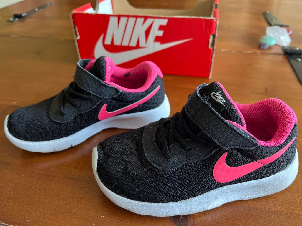 Nike tanjun sneakers Zwart/Roze Maat 26, Meisje, Sportschoenen, Ophalen of Verzenden, Zo goed als nieuw