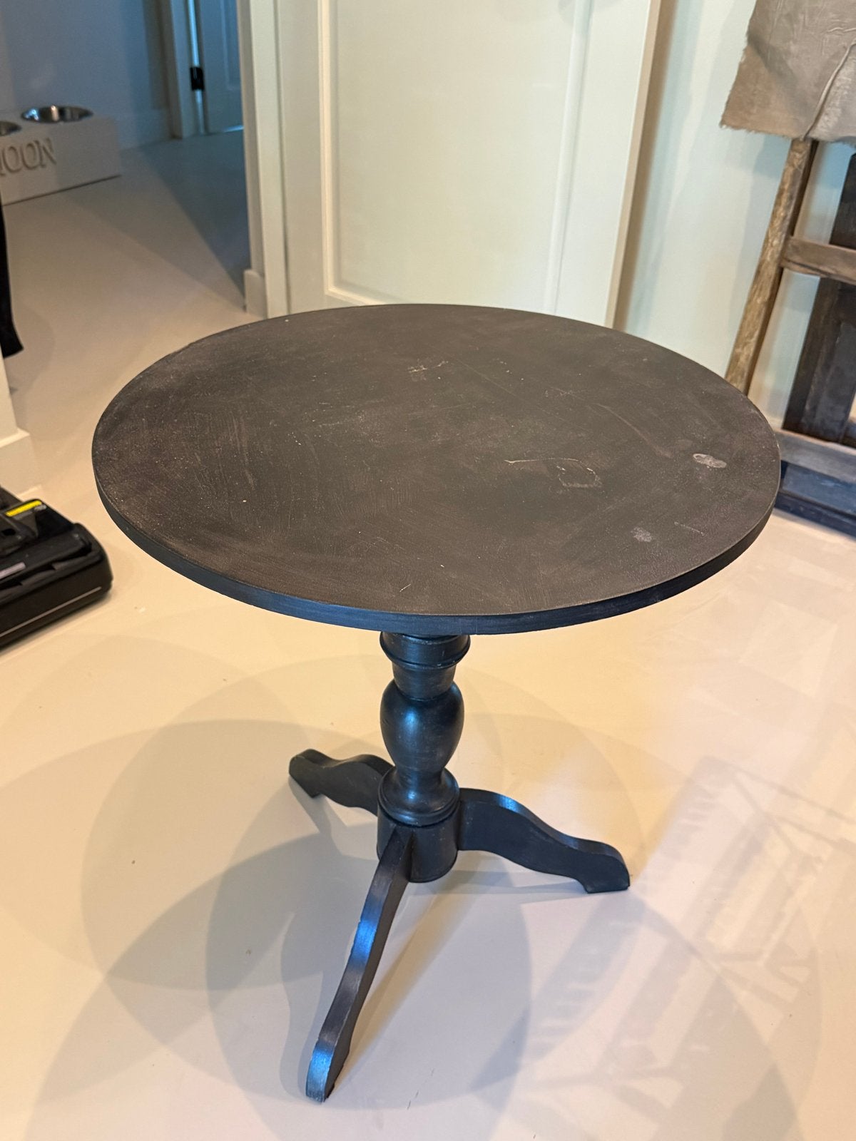 Zwart geverfde wijntafel, Ophalen, Gebruikt, Rond, Hout