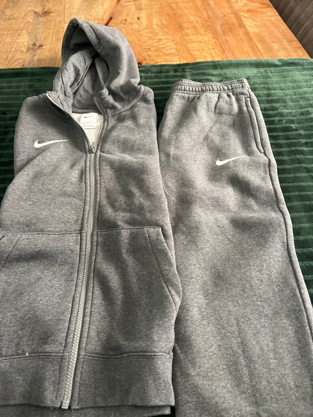 Nike trainingspak grijs maat L (147-158 cm), Ophalen, Zo goed als nieuw, Jongen of Meisje, Sport- of Zwemkleding