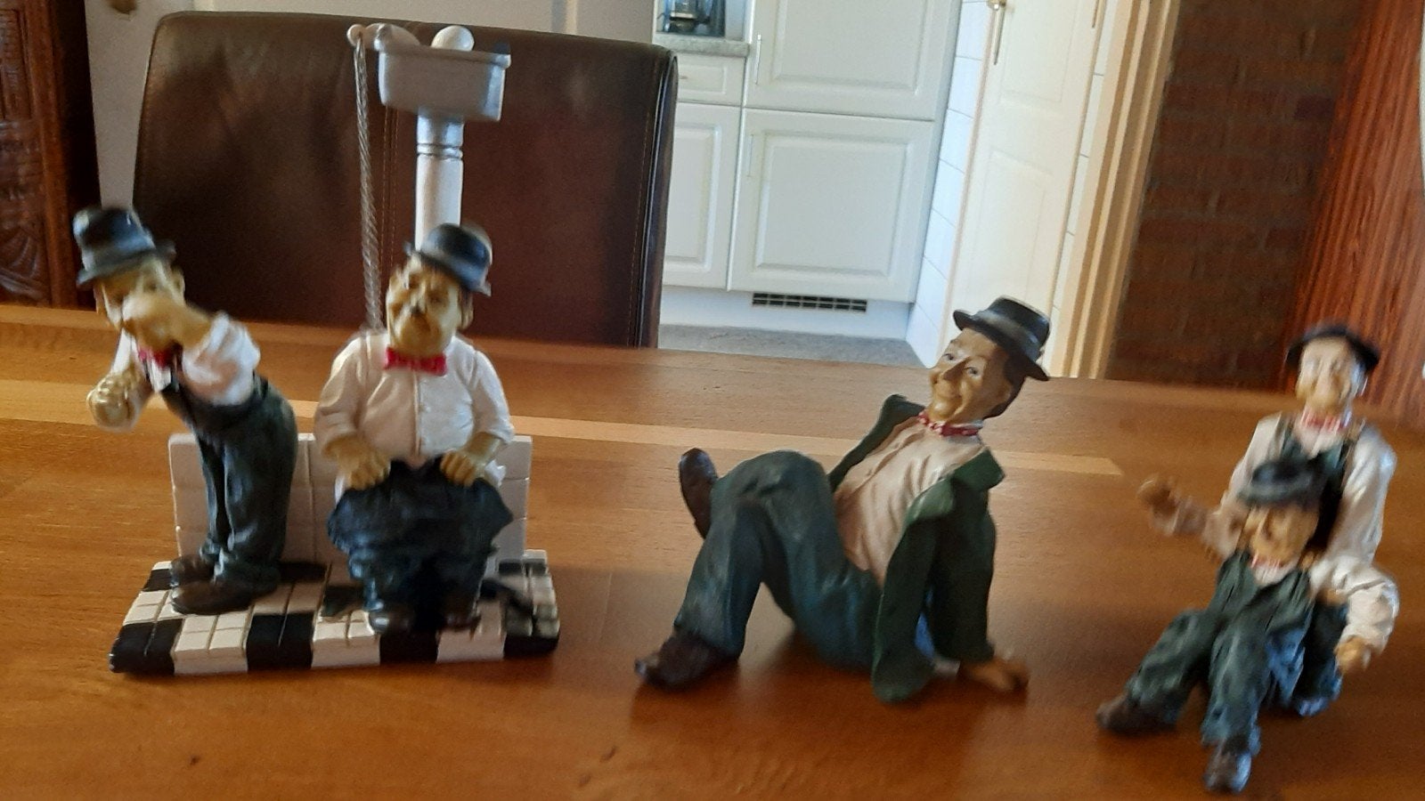 Laurel en hardy beeldjes, Ophalen