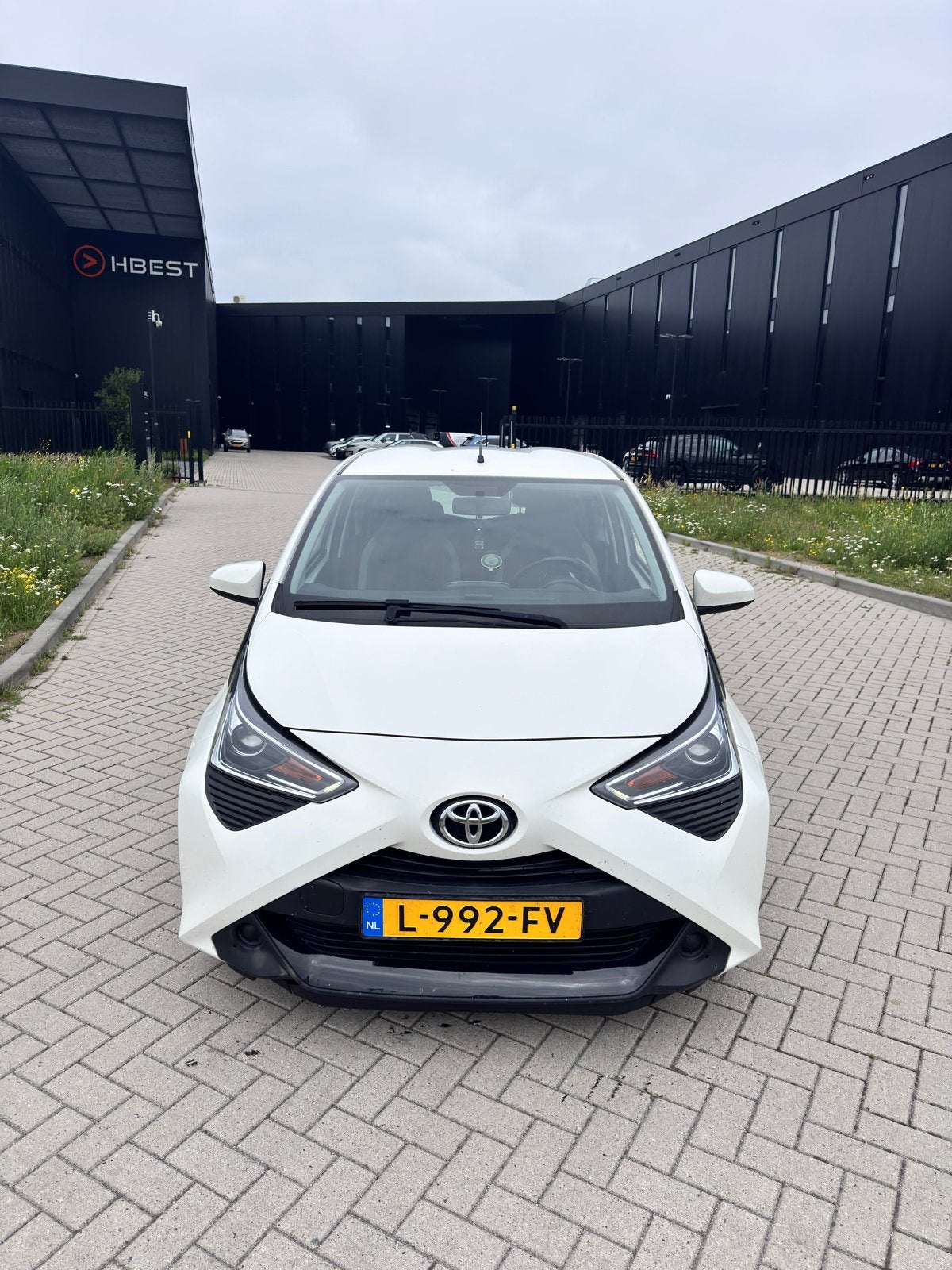 Toyota Aygo 1.0 Vvt-i 72pk 5D 2021 Wit, Auto's, Toyota, Voorwielaandrijving, 4 stoelen, Wit, Origineel Nederlands