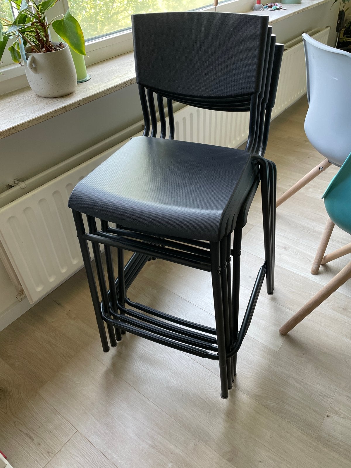4 zwarte stapelbare barstoelen - ikea Stig - Gebruikt, Huis en Inrichting, Stoelen, Ophalen, Kunststof, Gebruikt, Zwart