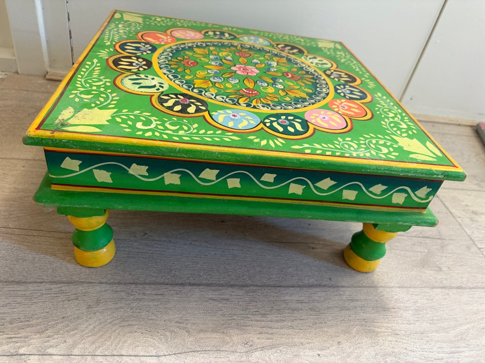 Leuk nieuw kitsch tafeltje - Handgeschilderd en kleurrijk, Ophalen, Minder dan 45 cm, Minder dan 55 cm, Vierkant