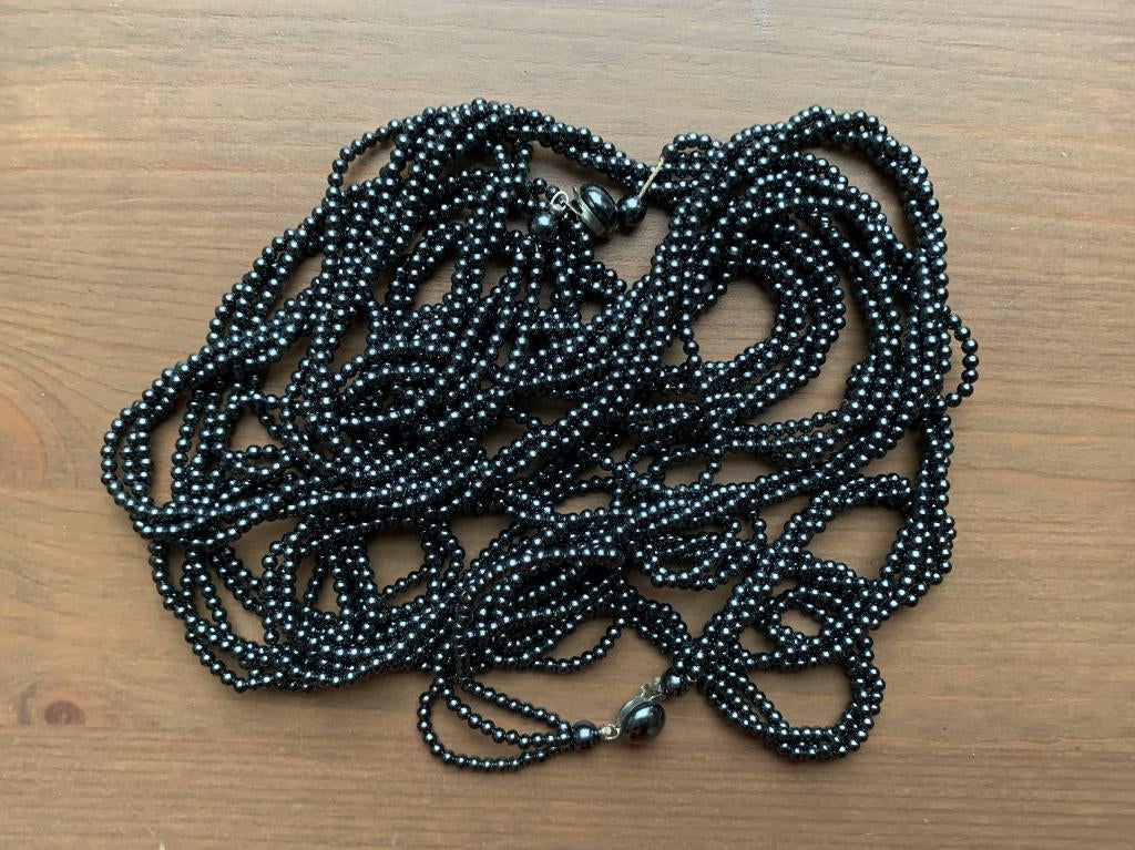 Twee halskettingen elk drie rijen antraciet kraaltjes 138 cm, Sieraden, Tassen en Uiterlijk, Kettingen, Ophalen of Verzenden, Gebruikt