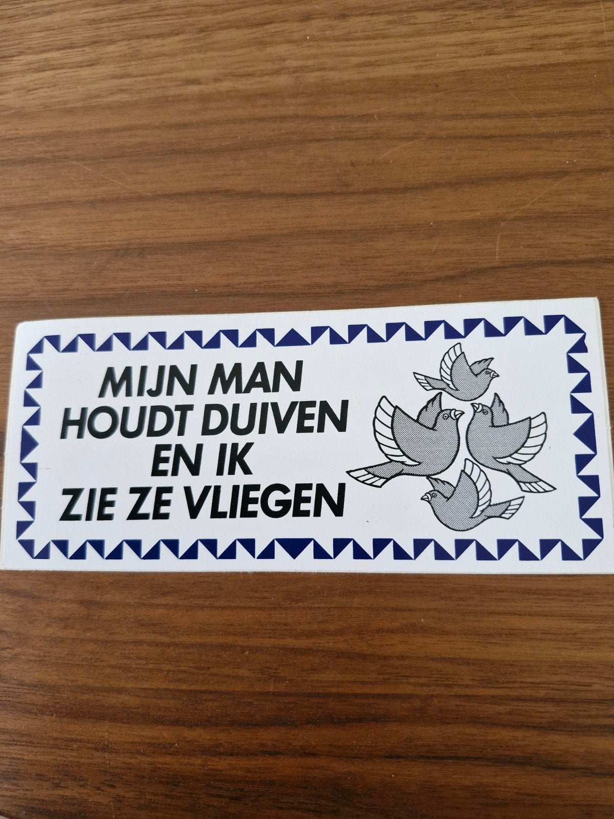 10423 sticker 'Mijn man houdt duiven en ik zie ze vliegen', Ophalen of Verzenden, Nieuw, Overige typen
