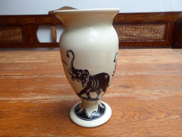 Gegoten vaasje met mooie decoratie, Ophalen of Verzenden