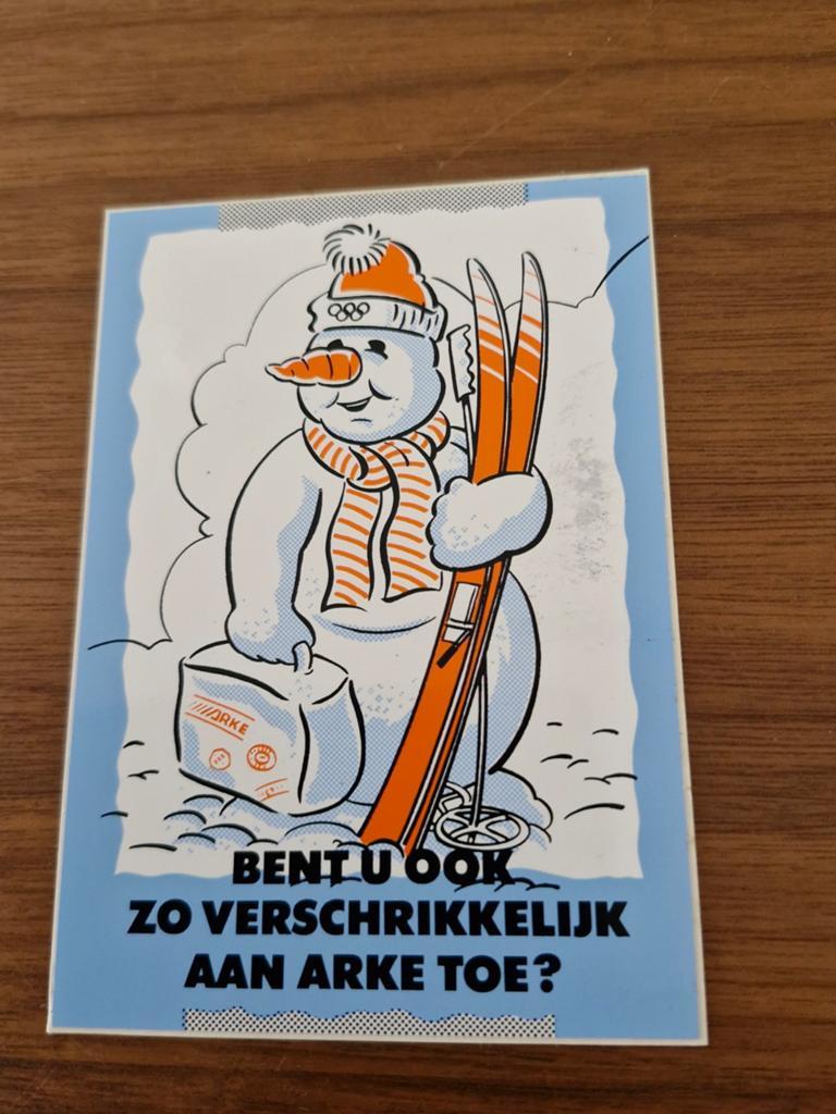 8229 Vintage Arke Reizen sticker - Sneeuwpop met ski's, Ophalen of Verzenden, Gebruikt, Bedrijf of Vereniging