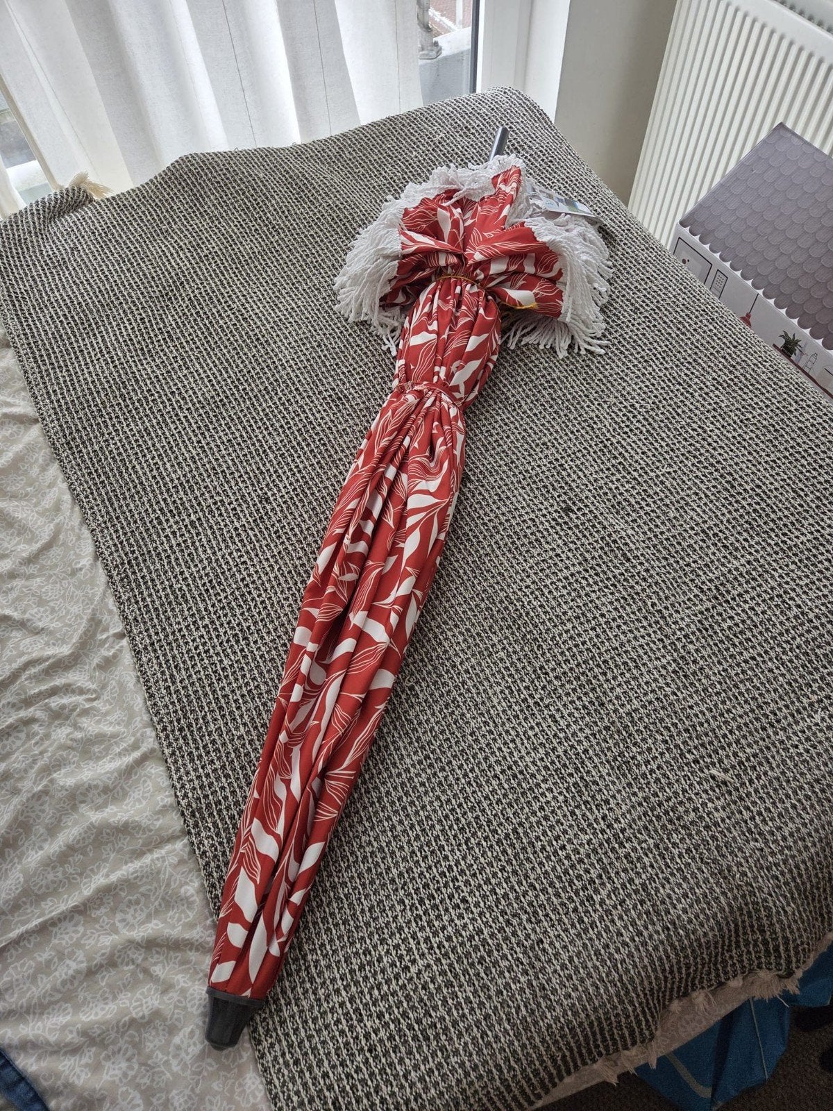 Rode parasol van Intratuin, incl. voet, Ophalen, Nieuw, 2 tot 3 meter, Stokparasol