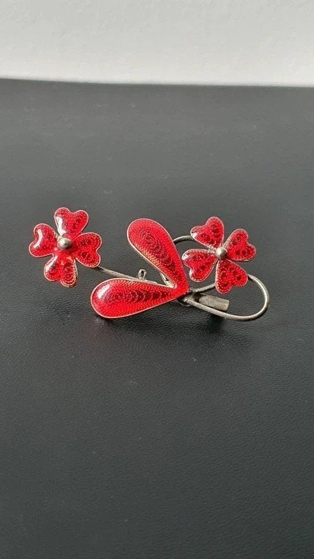 Vintage Rode Emaille Bloemenbroche Zilverkleurig Filigraan, Sieraden, Tassen en Uiterlijk, Ophalen of Verzenden, Rood, Overige materialen