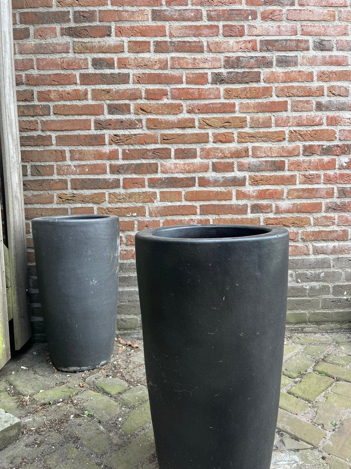 2 grote zwarte bloempotten, Ophalen, Steen, Gebruikt, Rond