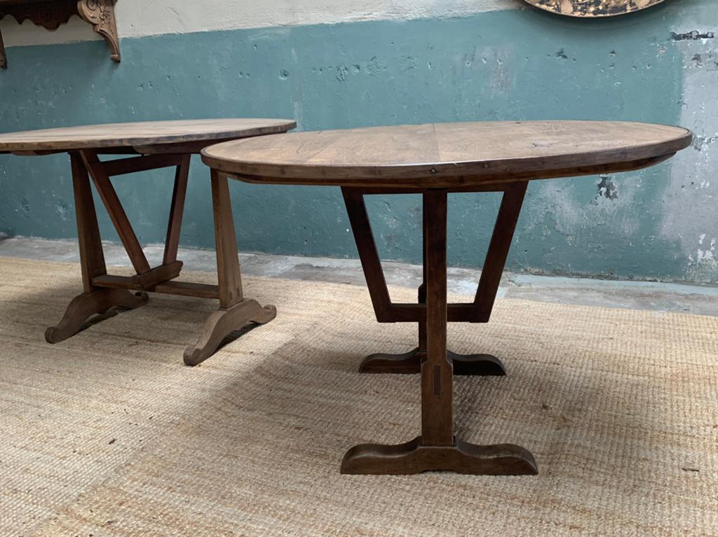 Twee antieke eikenhouten Franse wijntafels., Antiek en Kunst, Antiek | Meubels | Tafels, Ophalen of Verzenden