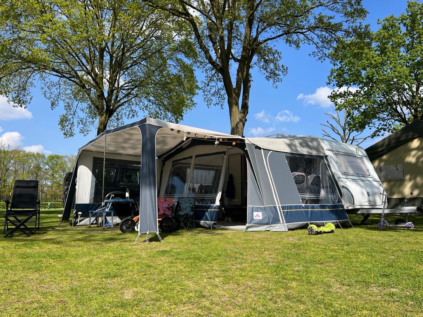 Keurige ‘04 Knaus sport 440 LK stapelbed voortent luifel gv, Caravans en Kamperen, Caravans, Schokbreker, Treinzit, 750 - 1000 kg