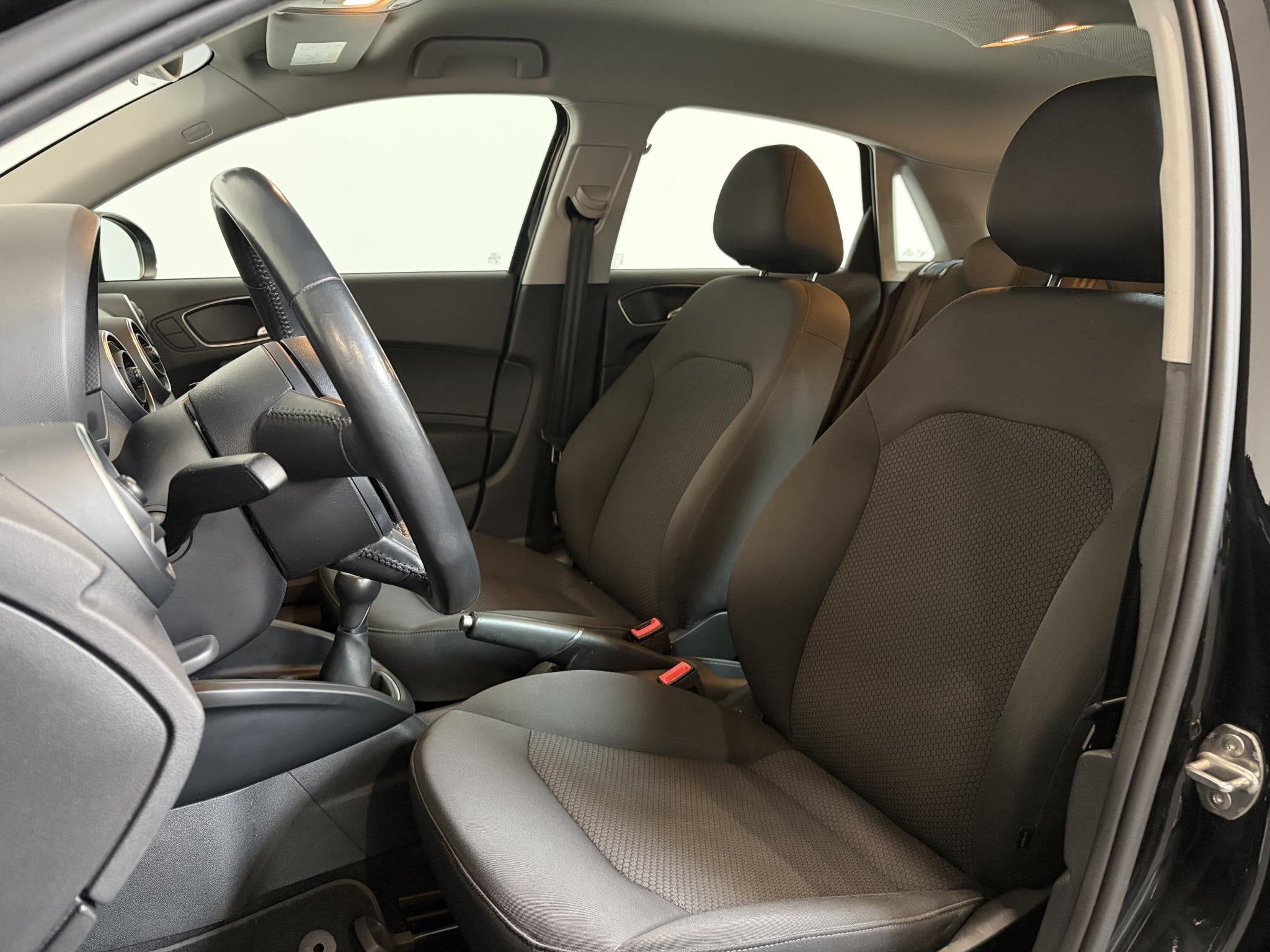 Audi A1 Sportback 1.0 TFSI Airco Lichtmetalen velgen, Auto's, Audi, Voorwielaandrijving, Stof, 82 pk, Zwart