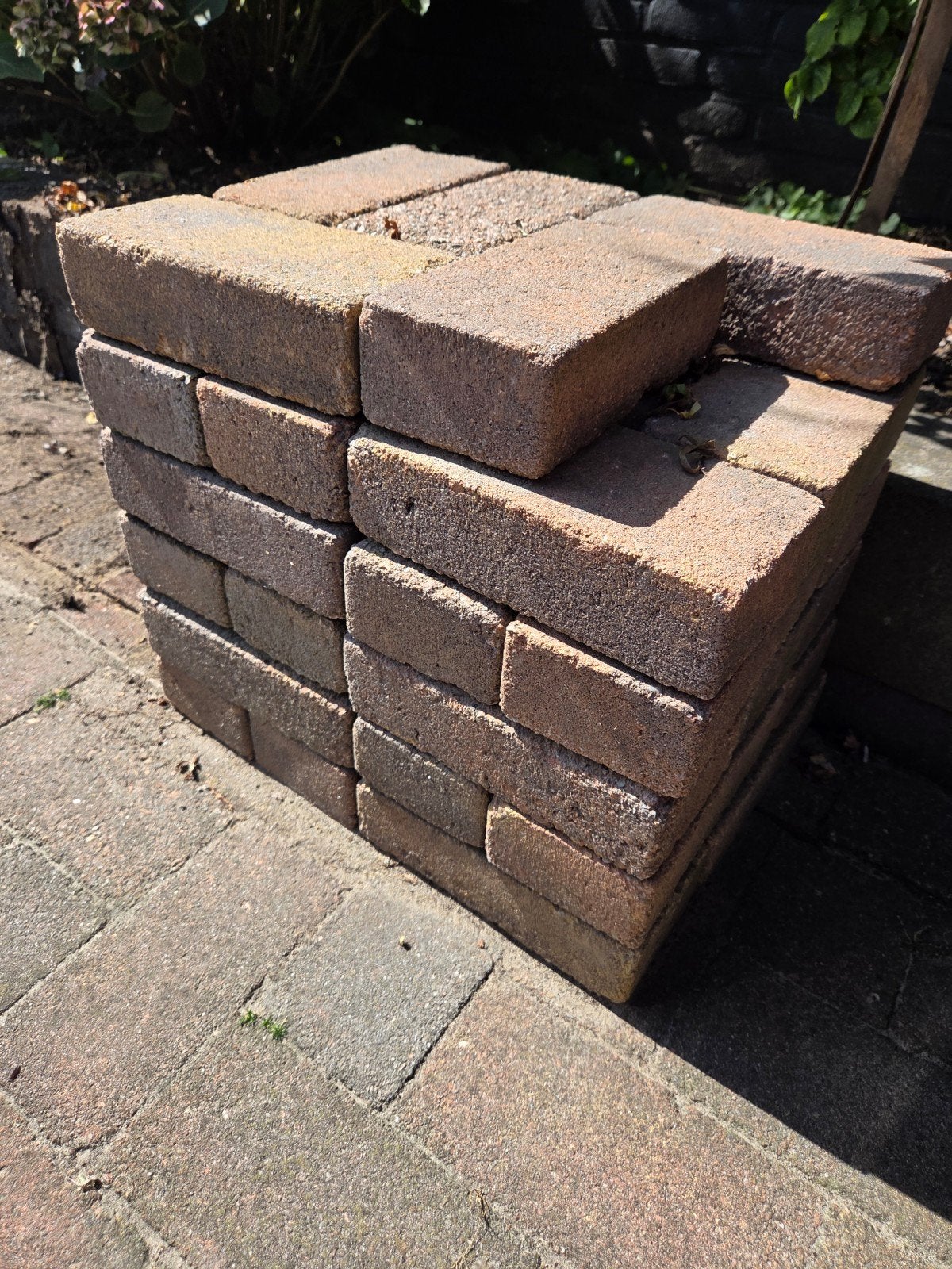 35 betonklinkers rood/geel genuanceerd, Tuin en Terras, Tegels en Klinkers, Ophalen, Overige materialen, Gebruikt, Overige typen