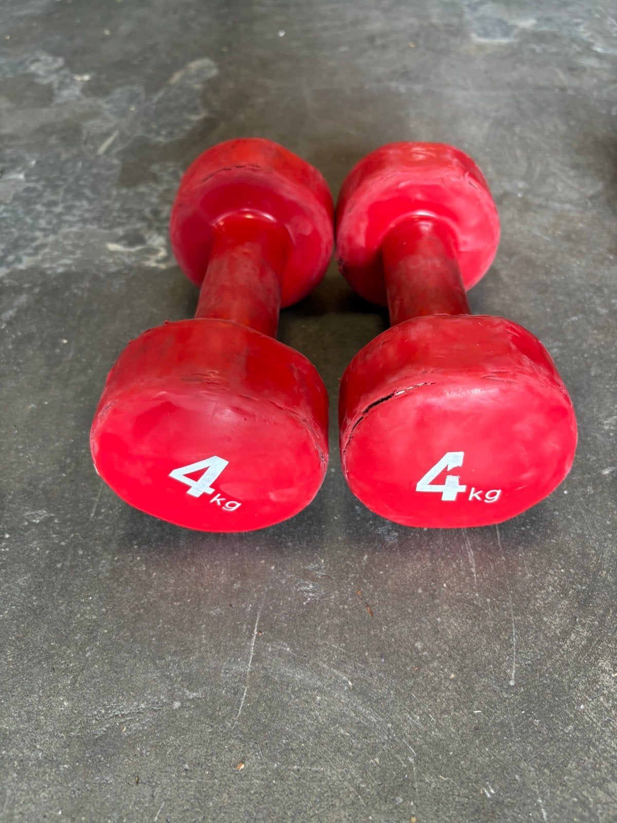2 x 4 kg rubberen dumbbels gewichten, Sport en Fitness, Gebruikt, Ophalen of Verzenden, Rood, 2 x 4 kg