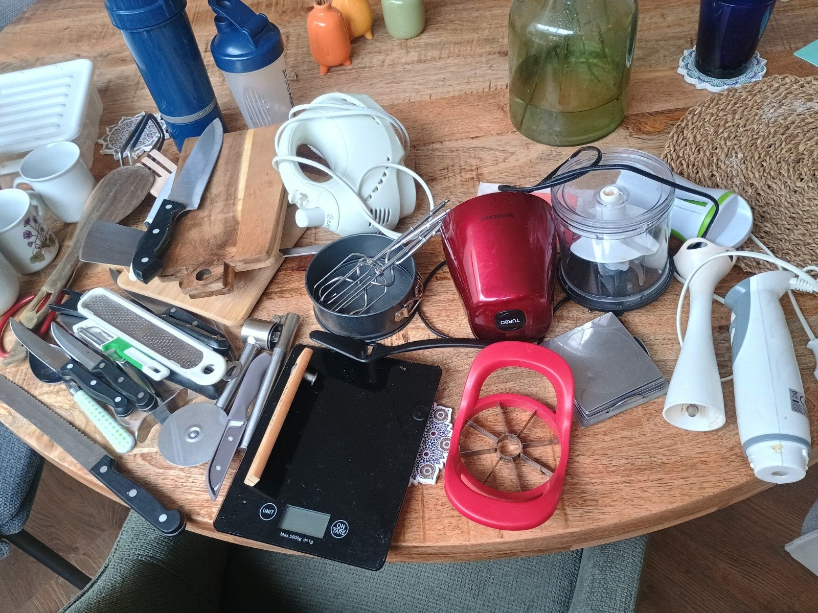 Diverse keukenspullen: blender, mixer, messen, etc., Snij-/serveerplank, Ophalen, Gebruikt