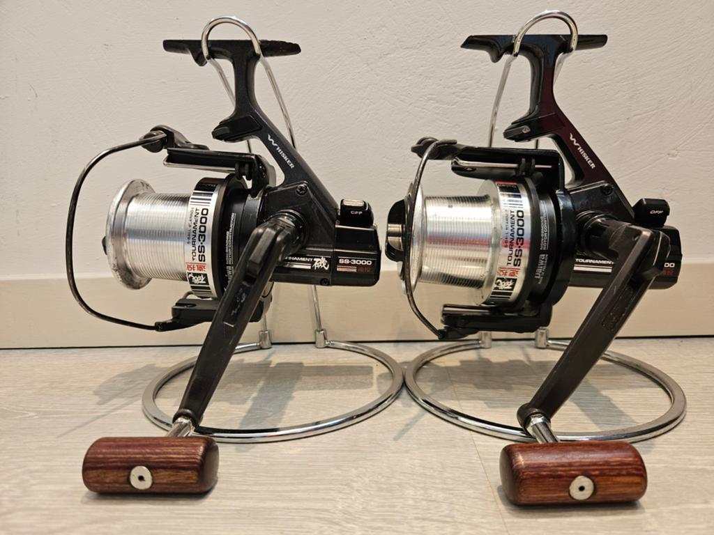 2 Daiwa Whisker Tournament SS3000, Ophalen of Verzenden, Zo goed als nieuw, Complete set