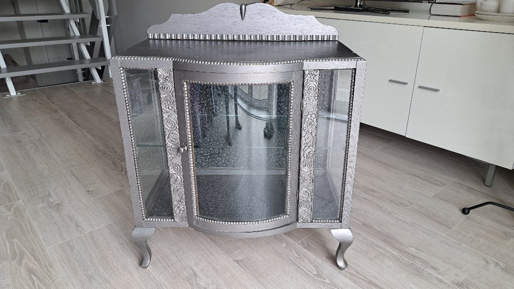 Theekastje Zilverkleurig met Gebogen Glasdeur Barok Pootjes, Ophalen, Gebruikt