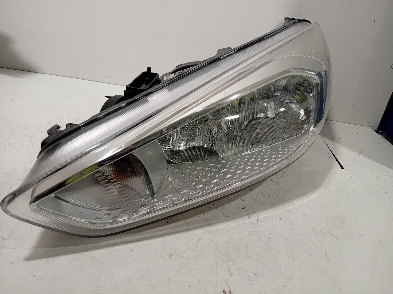 Koplamp links Ford Focus, Onderdelen@venauto.nl, Van der Ven Autorecycling B.V., Gebruikt, Ettenseweg 76, 4706 PB Roosendaal, The Netherlands