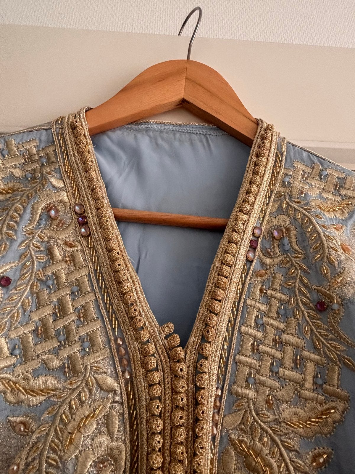 Prachtige Kaftan/takshita Lichtblauw met Gouden Borduurwerk, Ophalen, Zo goed als nieuw, Blauw, Overige typen