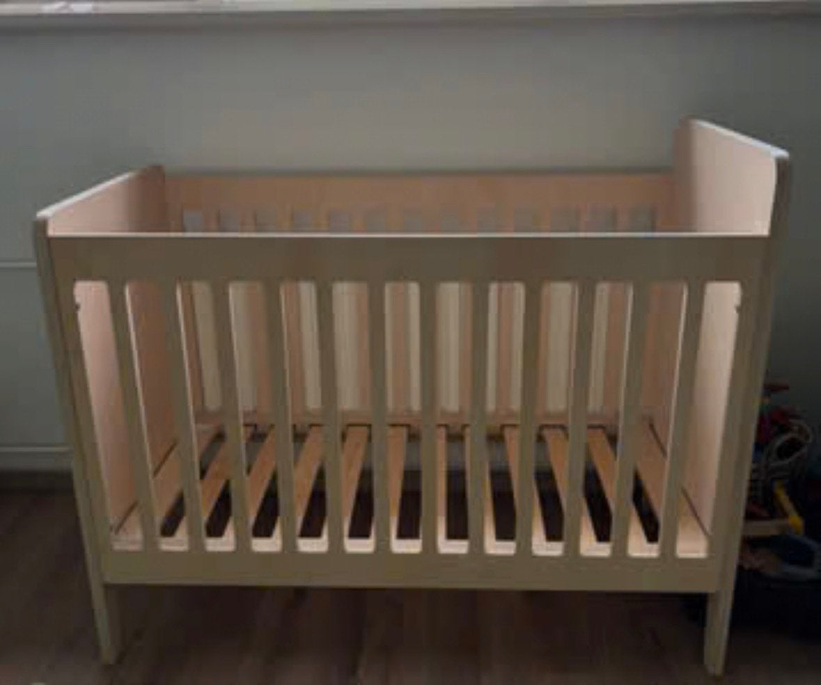 Kidsmill Liv Ledikant 70x140 cm met matras, Ophalen, Zo goed als nieuw, Ledikant