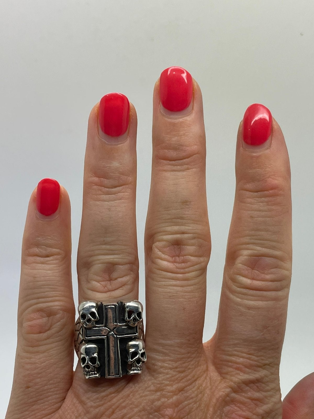 F631 Prachtige zilveren skull ring met kruis maat 19, 19 tot 20, Ophalen of Verzenden, X, Dame of Heer