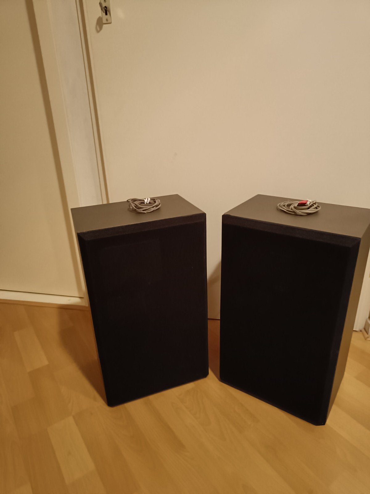 2 x donkergrijs en zwarte luidsprekers met ophang beugels, Audio, Tv en Foto, Luidsprekers, Ophalen of Verzenden, Gebruikt, Minder dan 60 watt
