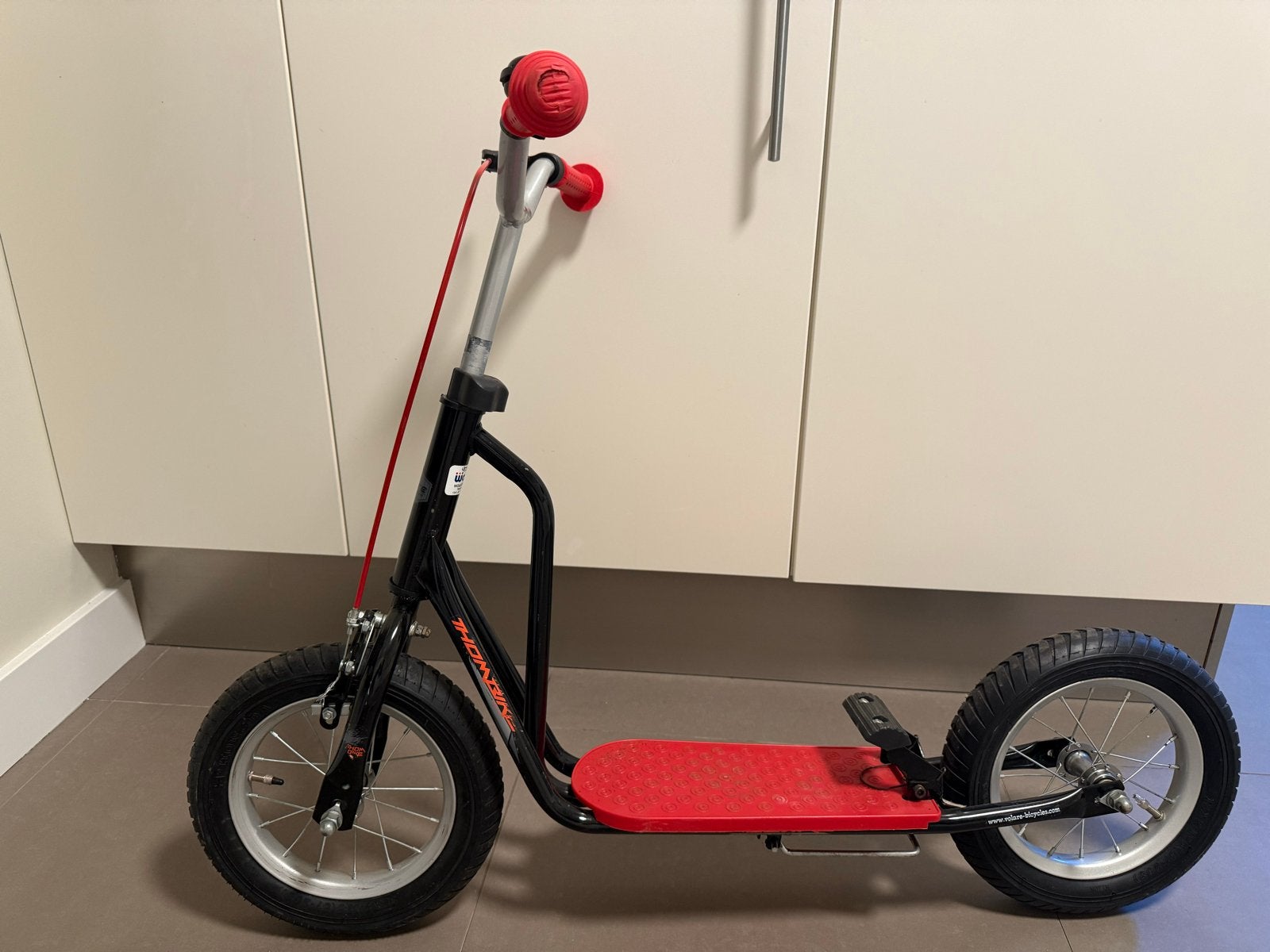 Volare Step - Jongens en Meisjes - 16 inch - Zwart/Rood, Ophalen, Zo goed als nieuw, Gewone step