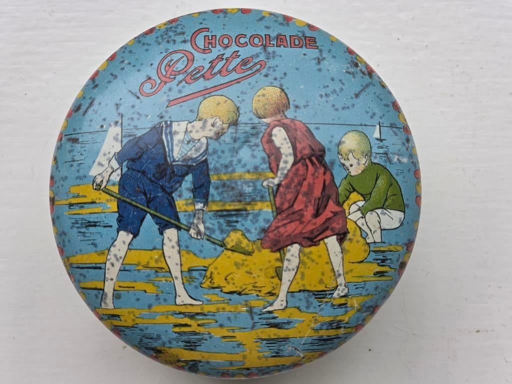 Pette chocolade blik Wormerveer Spelende kinderen op strand, Verzamelen, Blikken, Ophalen of Verzenden, Gebruikt, Overige